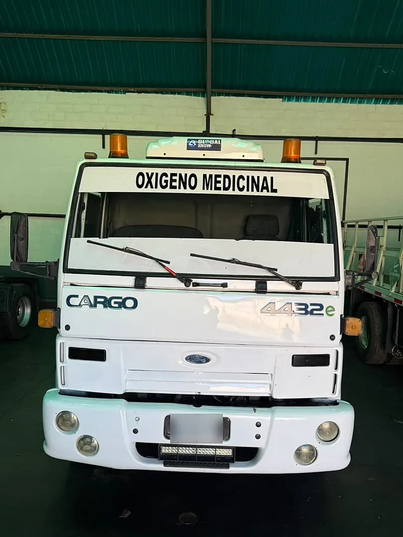 Camión Ford Cargo 4432e blanco de oxígeno medicinal con el equipo en el techo