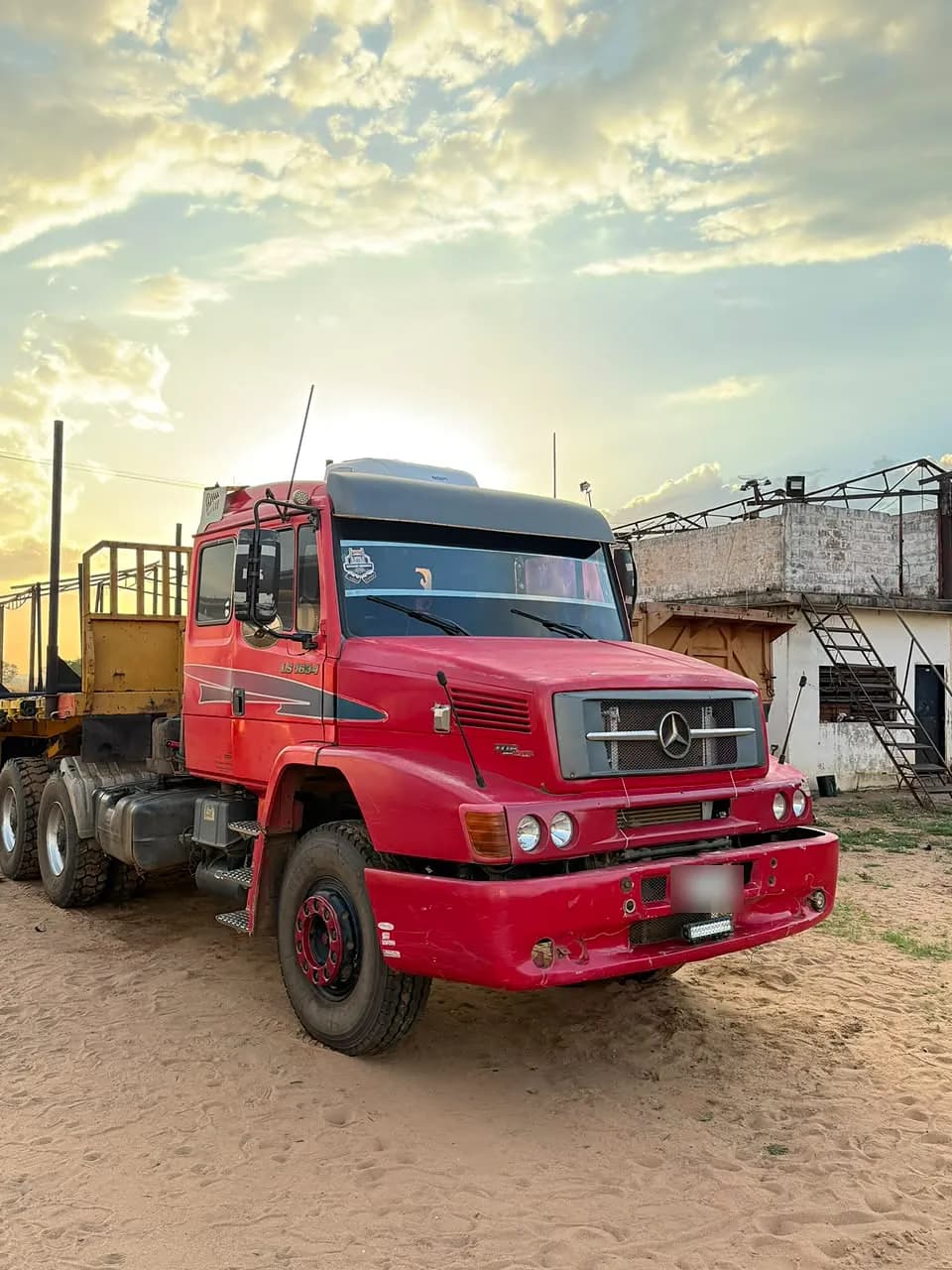 Mercedes-Benz LS 1634 rojo con el equipo en el techo