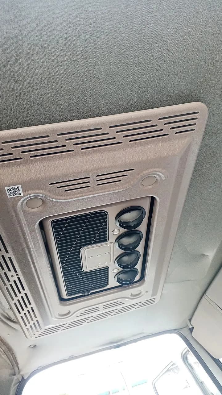 Interior de una cabina con la consola del aire acondicionado eléctrico instalada en el techo